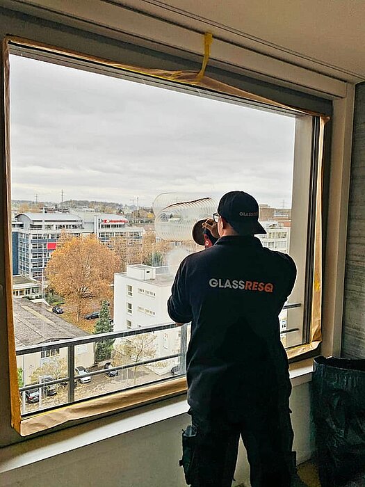 Experte von GLASSRESQ poliert Glaskratzer in Eigentumswohnung
