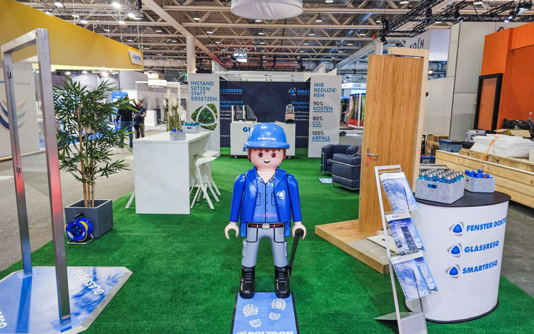 Swissbau 2026: GLASSRESQ Messestand mit Playmobil-Modell