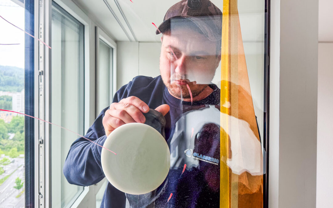 GLASSRESQ Mitarbeiter saniert zerkratztes Glas auf einer Baustelle und entfernt Kratzer aus einer grossen Fensterfront mit mobilem Poliersystem