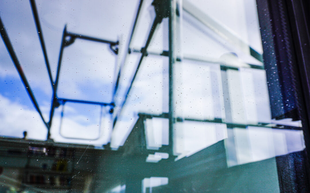 Eingebrannte Metallspritzer auf Glasfläche durch Funkenflug – GLASSRESQ entfernt Schäden präzise und spurlos