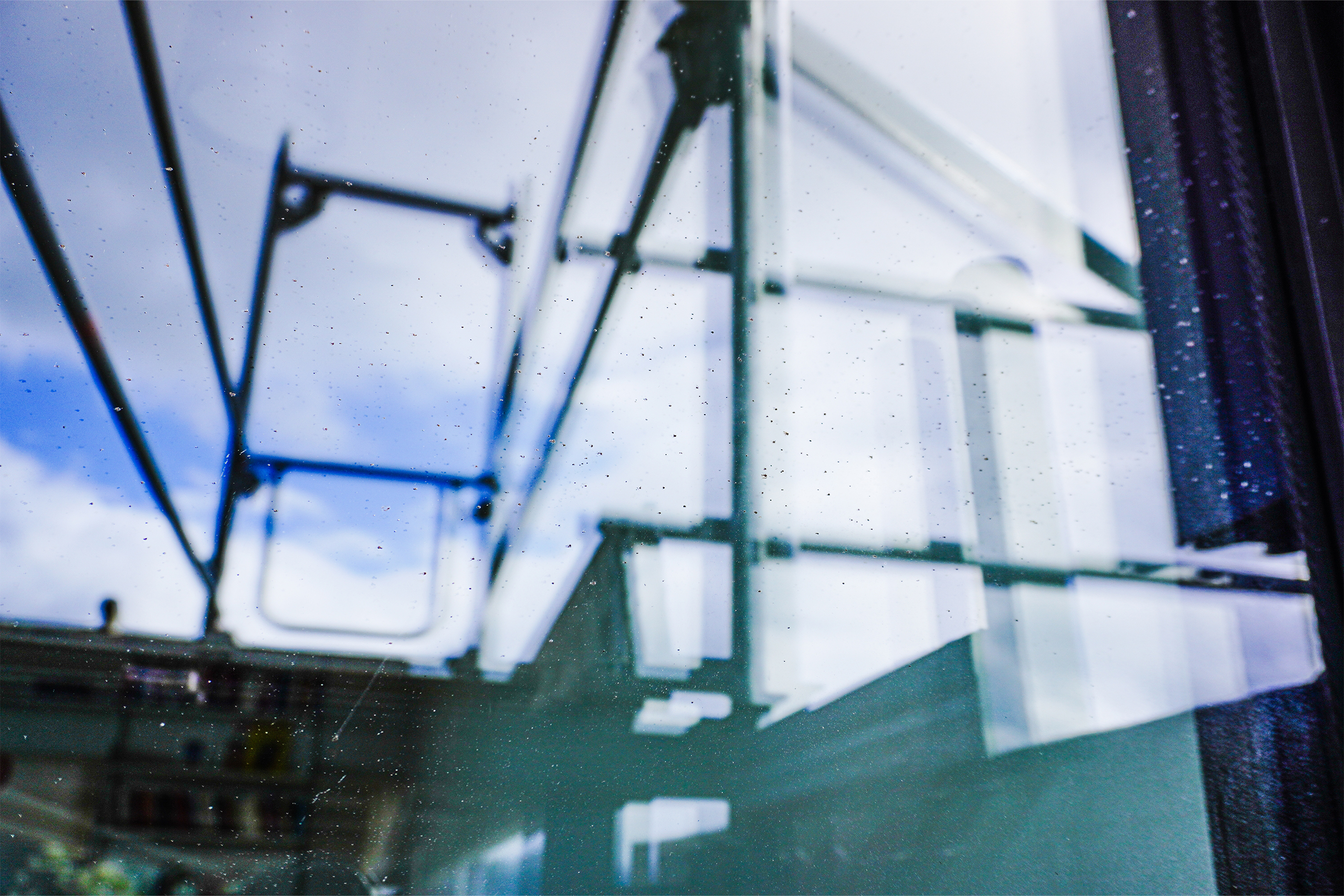 Eingebrannte Metallspritzer auf Glasfläche durch Funkenflug – GLASSRESQ entfernt Schäden präzise und spurlos