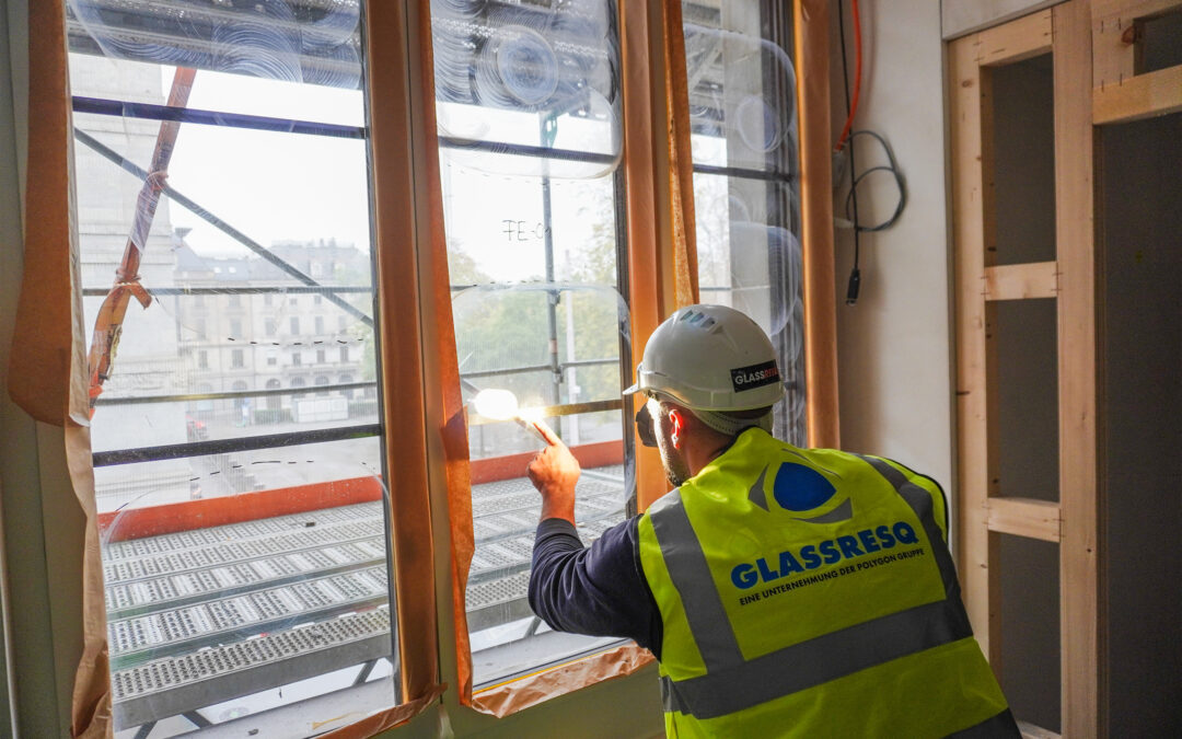 Bauleiter prüft Glasflächen vor der Abnahme – Checkliste für systematische Kontrolle