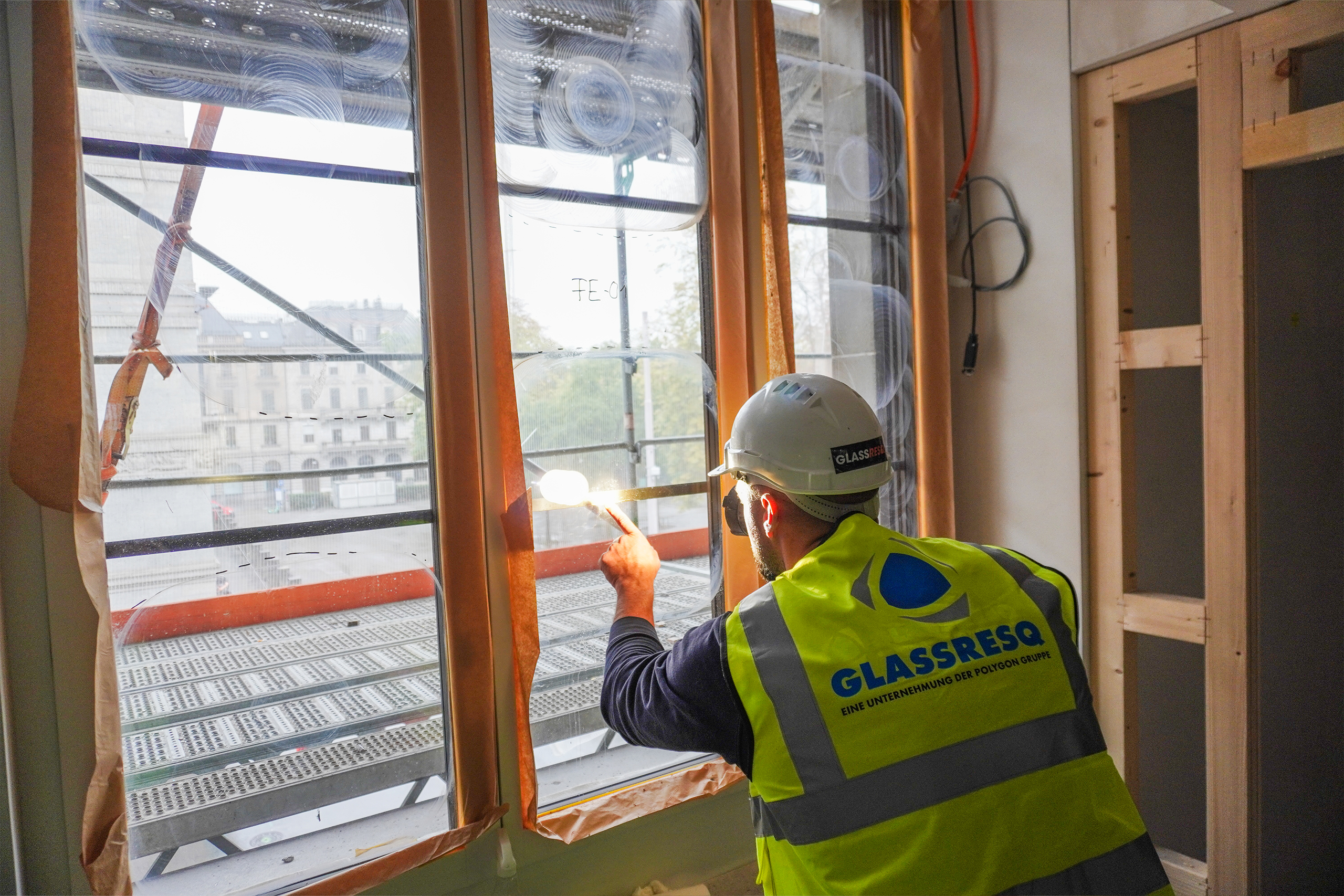 Bauleiter prüft Glasflächen vor der Abnahme – Checkliste für systematische Kontrolle