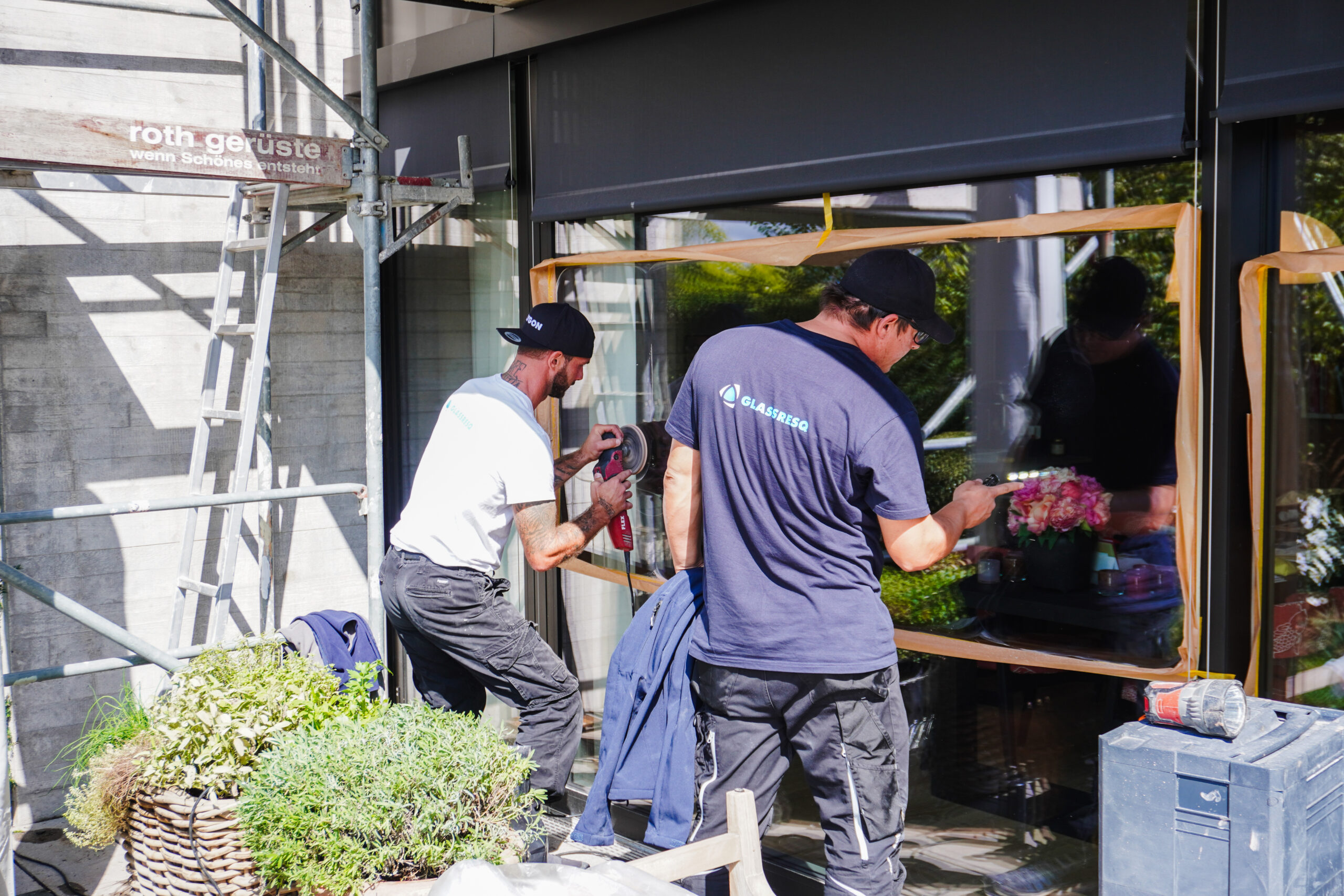 GLASSRESQ-Techniker entfernt Metallspritzer mechanisch vom Glas – präzise Sanierung ohne Austausch