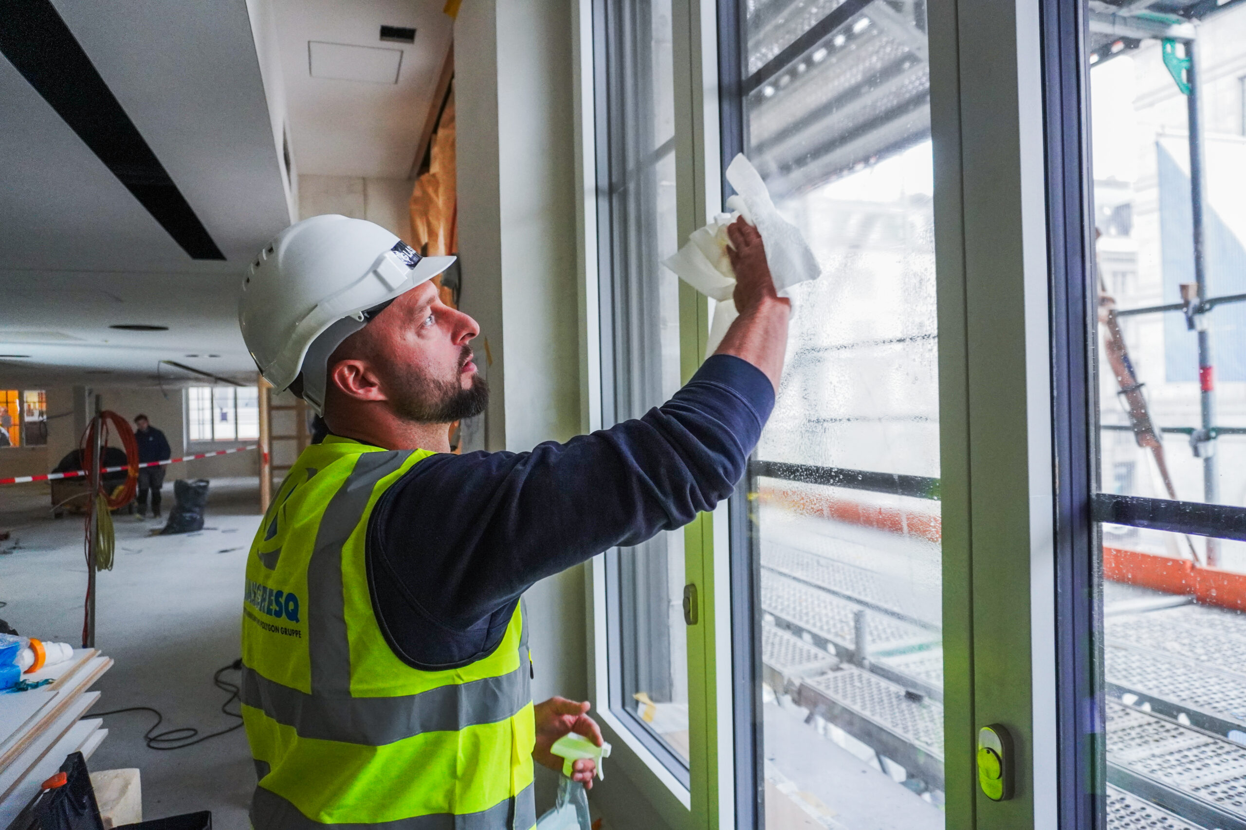 GLASSRESQ Profi poliert Fenster gegen Kalk- und Zementablagerungen GLASSRESQ Mitarbeiter bei der Fensterpolitur gegen Kalk- und Zementablagerungen