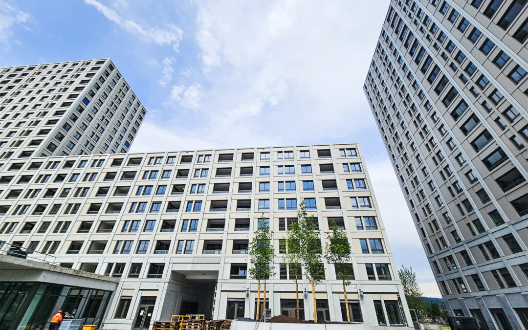 Moderne Wohnüberbauung mit grossen Glasflächen und Hebeschiebetüren als Referenzprojekt
