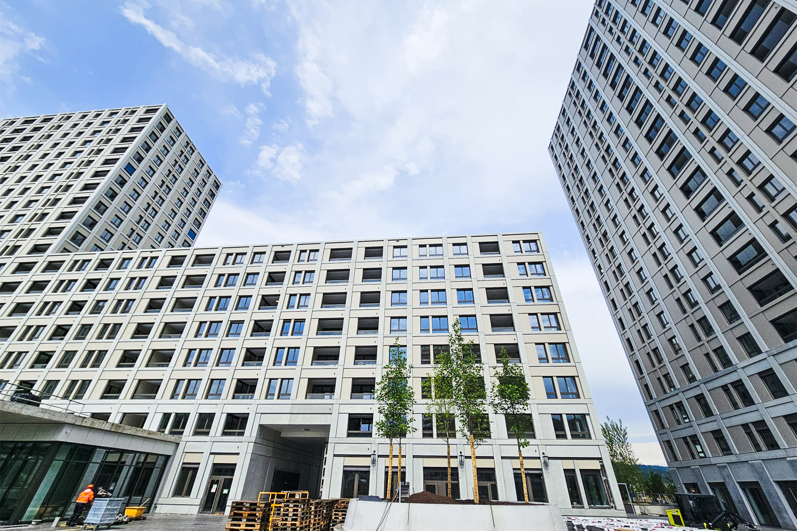 Moderne Wohnüberbauung mit grossen Glasflächen und Hebeschiebetüren als Referenzprojekt