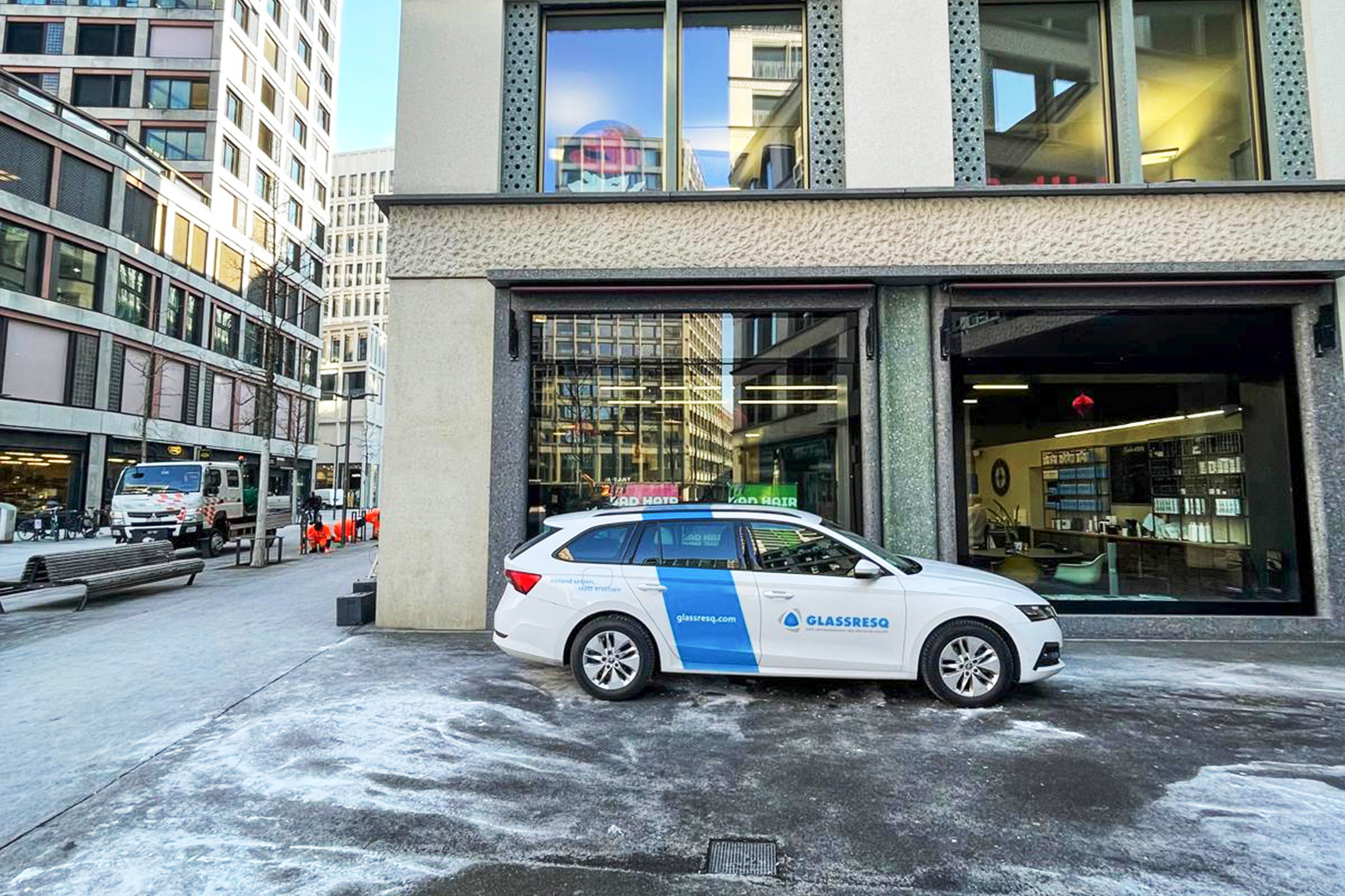 Vandalismus am Schaufenster mit tiefen Kratzern und Scratching