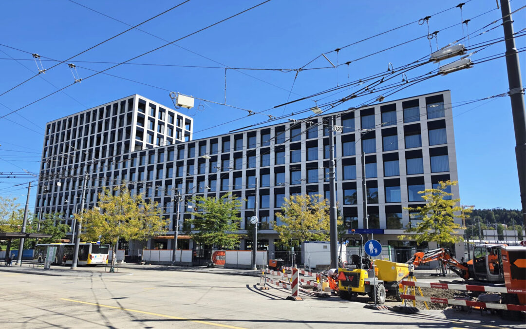 Moderne Glasfassade eines Bürogebäudes