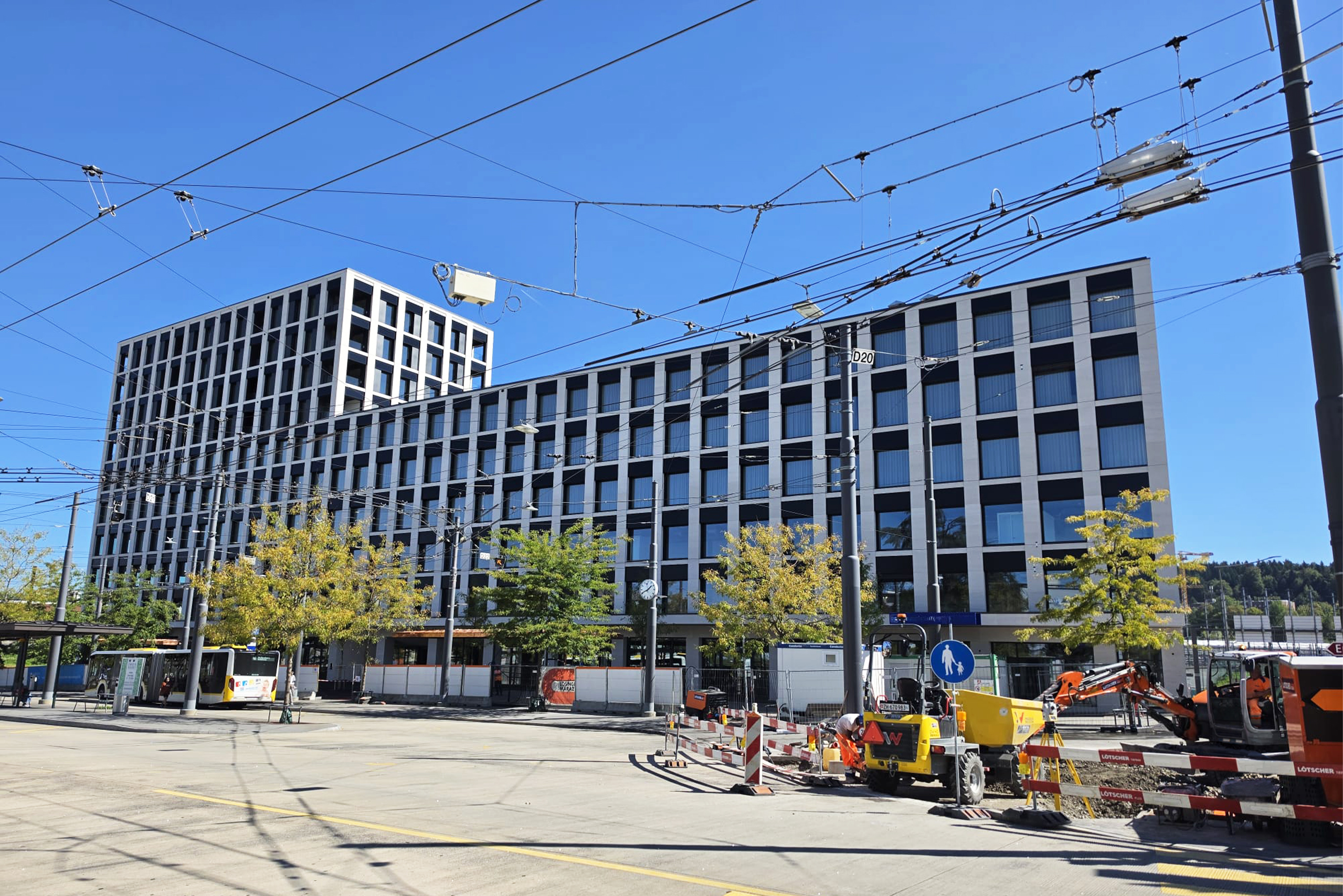 Moderne Glasfassade eines Bürogebäudes
