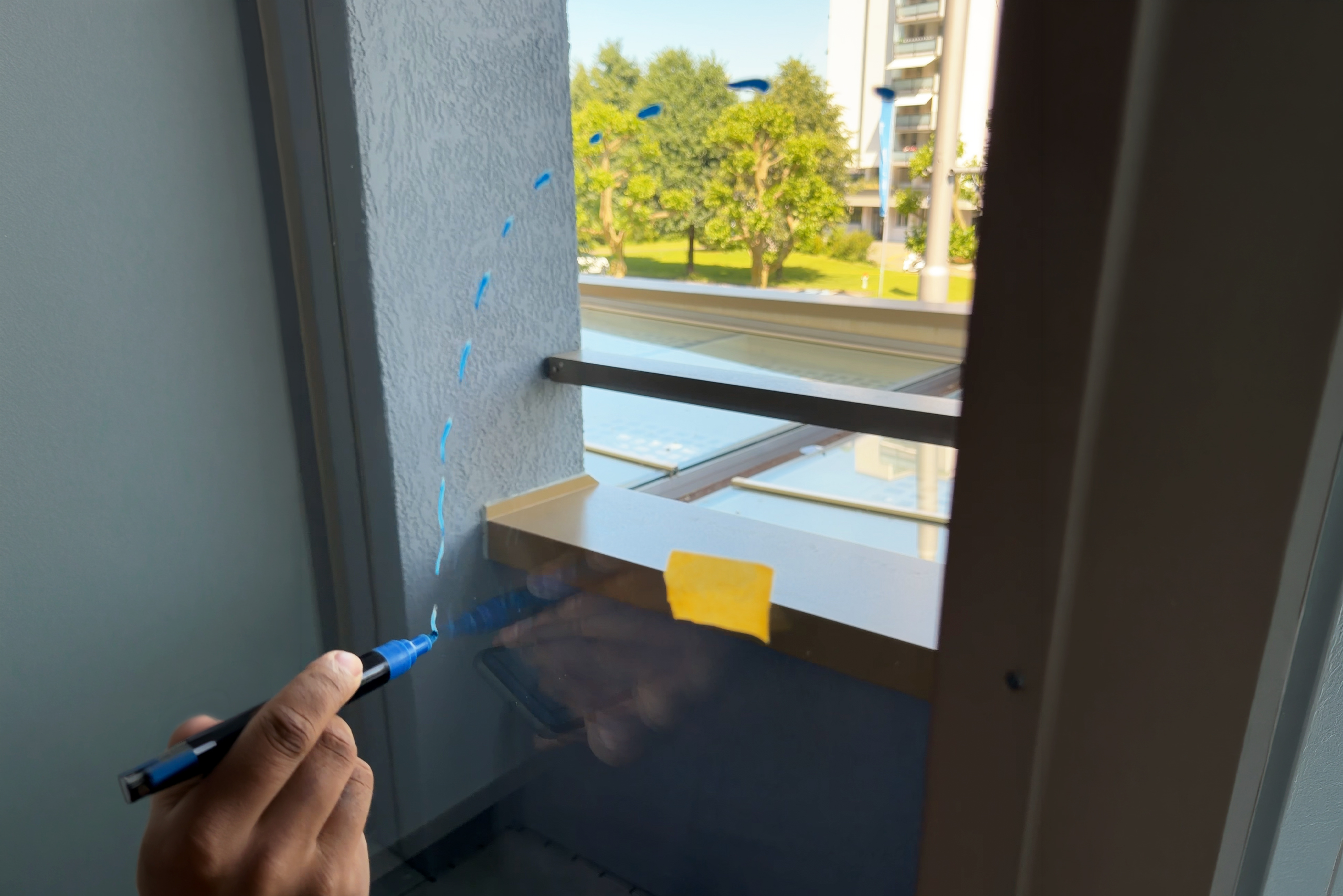 Moderne Wohnimmobilie mit grossen Glasflächen in der Schweiz